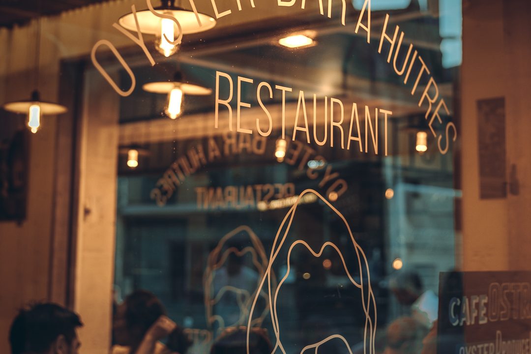 La vitrine d'Ostra, rue du Petit-Pont, avec l'inscription « Oyster bar à huîtres, restaurant »