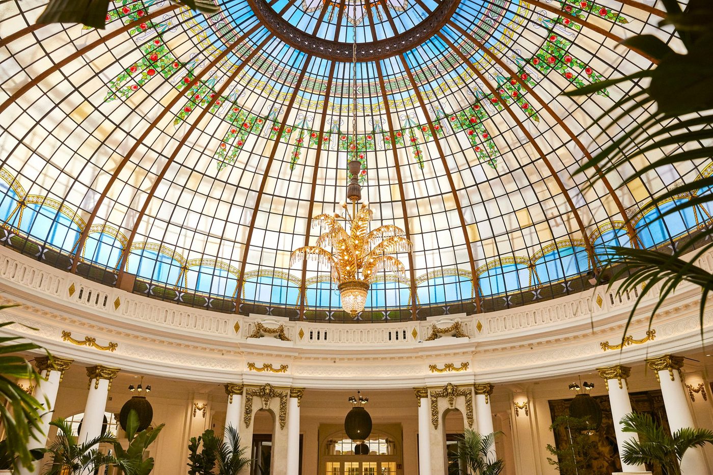 La Cúpula du Palace : la verrière de 1912 et son lustre au-dessus de la salle, colonnade autour