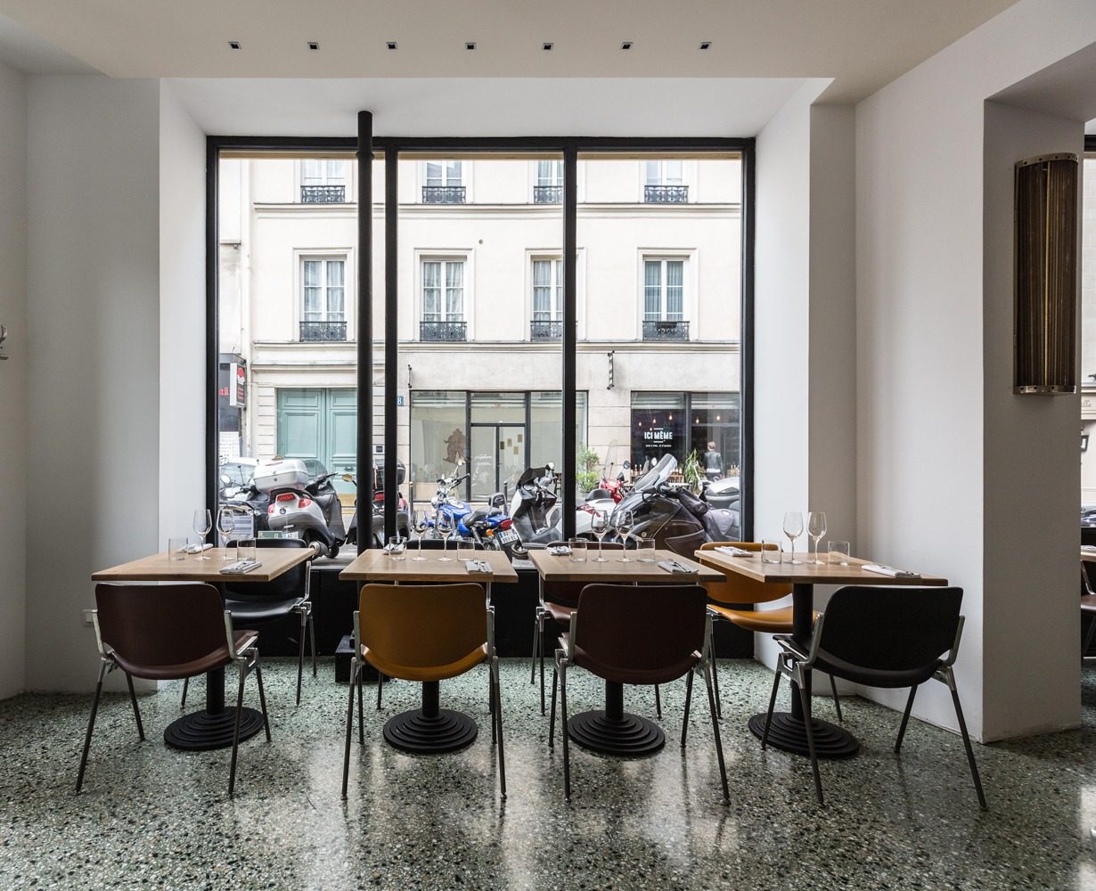 La salle de Passerini, tables et chaises alignées devant une grande baie vitrée sur la rue Traversière
