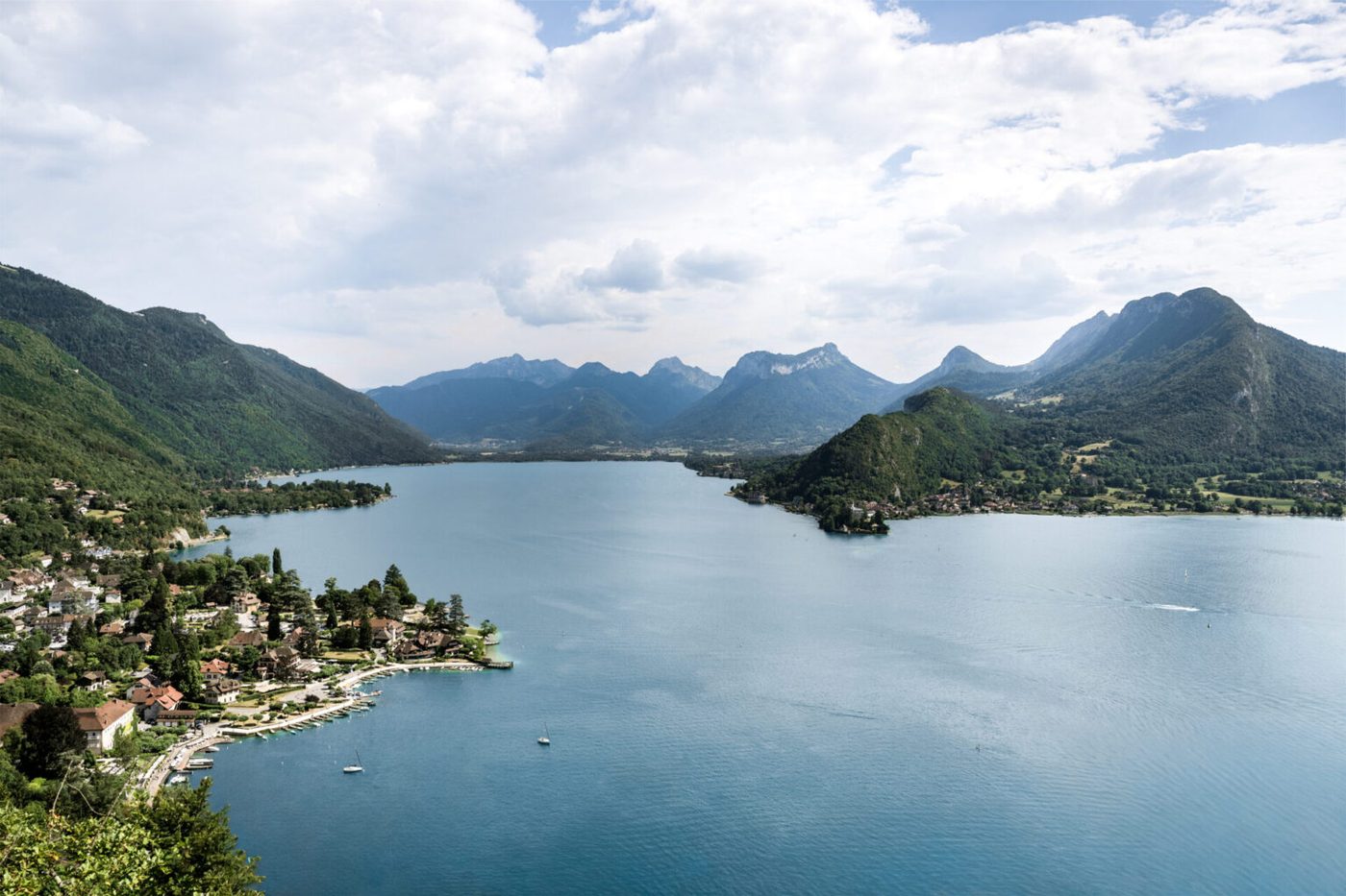 Le lac d'Annecy et la baie de Talloires vus des hauteurs, montagnes et village au bord de l'eau