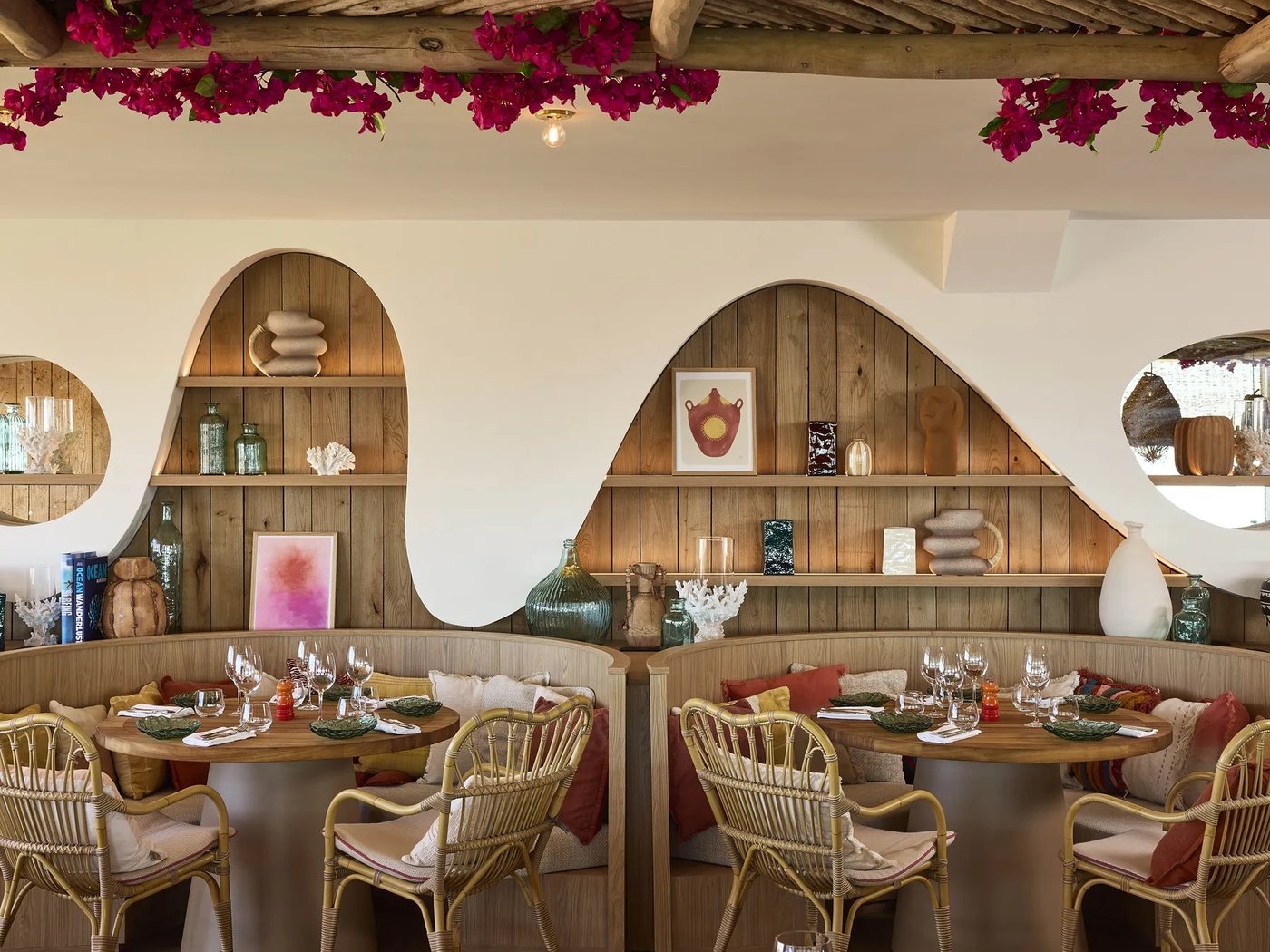La salle de La Petite Plage, sous son plafond de bougainvilliers, à Biarritz