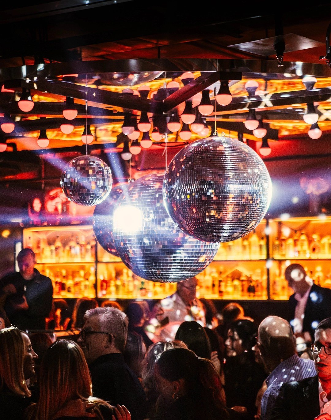 La salle du Bistrot Podium et ses boules à facettes, à Paris