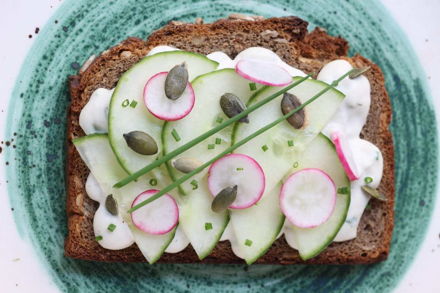Une tartine du Potager de Charlotte, pain complet, crème végétale, concombre, radis et graines de courge