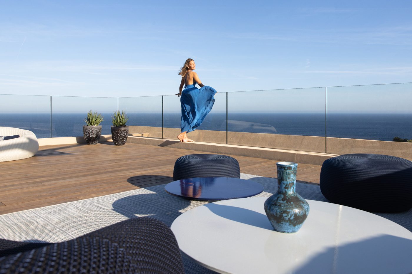 Le toit-terrasse de La Réserve Ramatuelle, banquettes basses et vue dégagée sur la Méditerranée