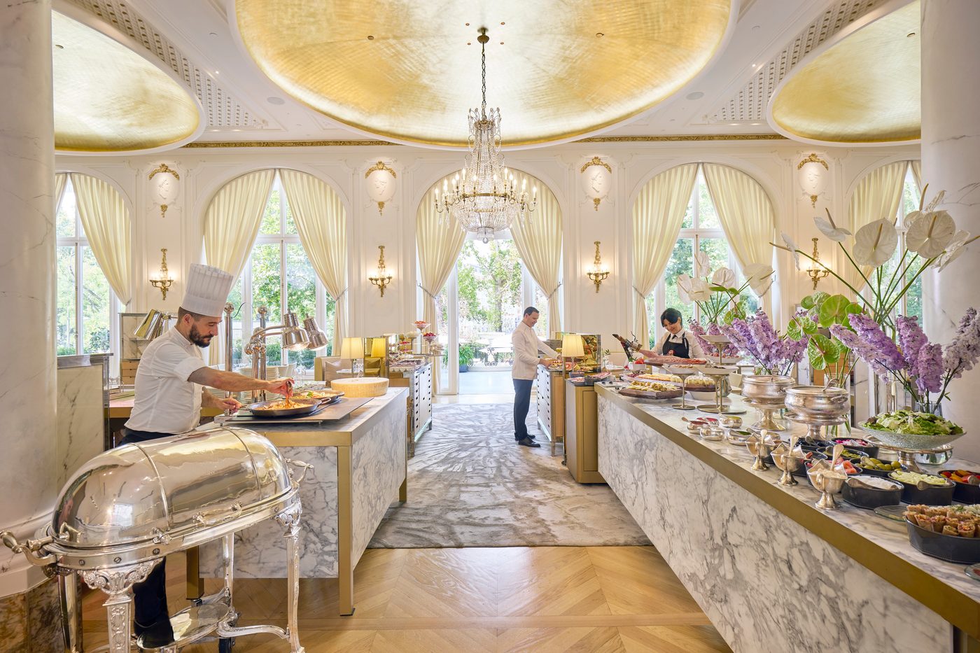 Le buffet du Sunday Lunch du Mandarin Oriental Ritz, comptoirs dressés sous des coupoles dorées