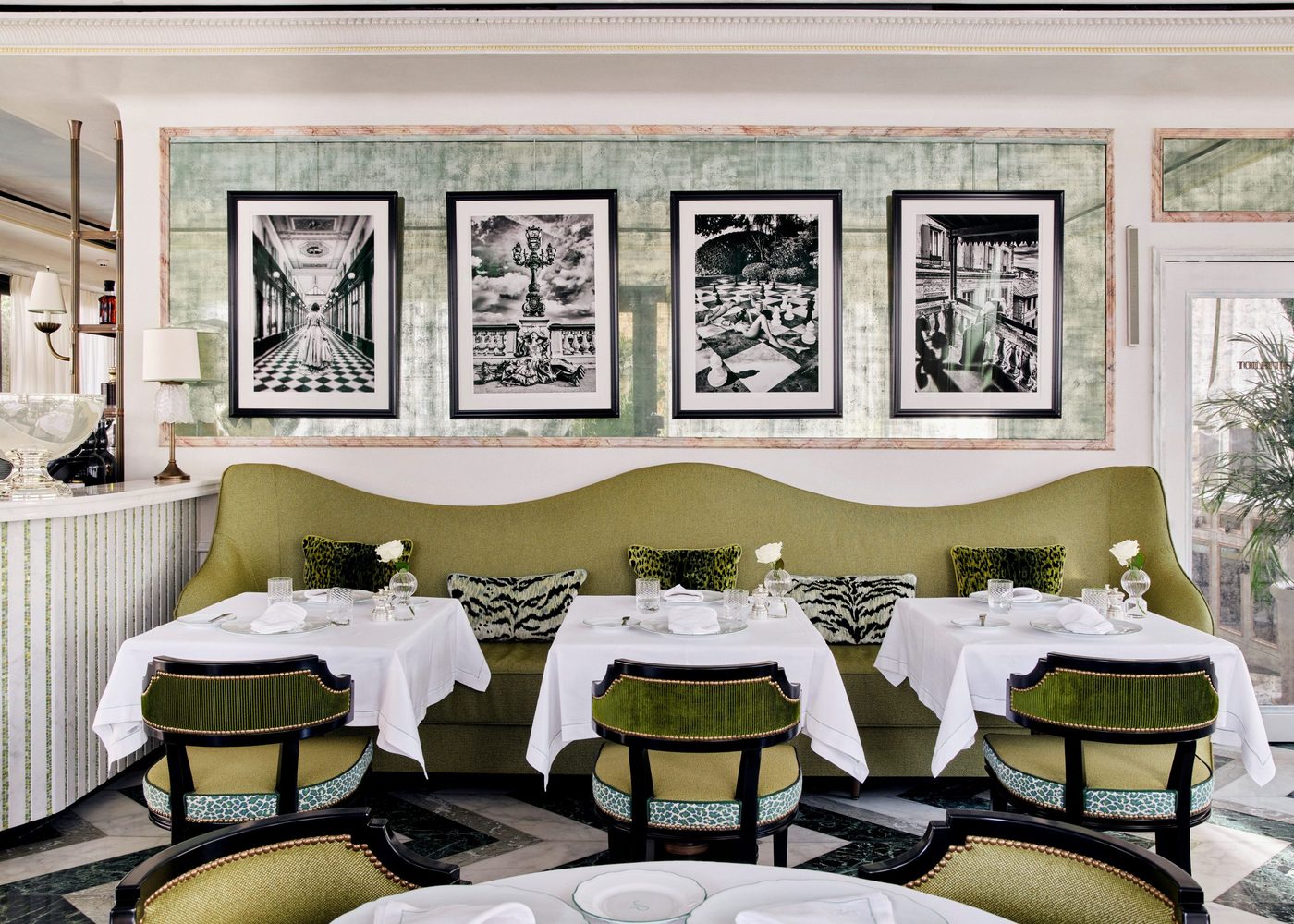 La salle de Robuchon Monaco, avec sa banquette vert olive, esplanade du Portier