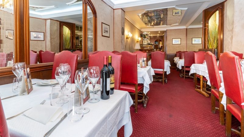 La salle de Saidoune, ses nappes blanches et ses chaises de cuir rouge