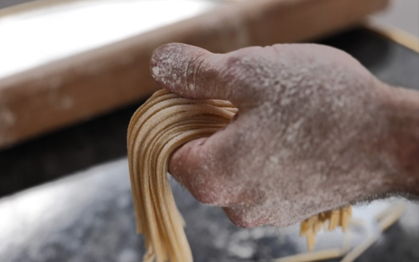 Des tagliatelles fraîches tout juste coupées chez Scarpetta, à Paris