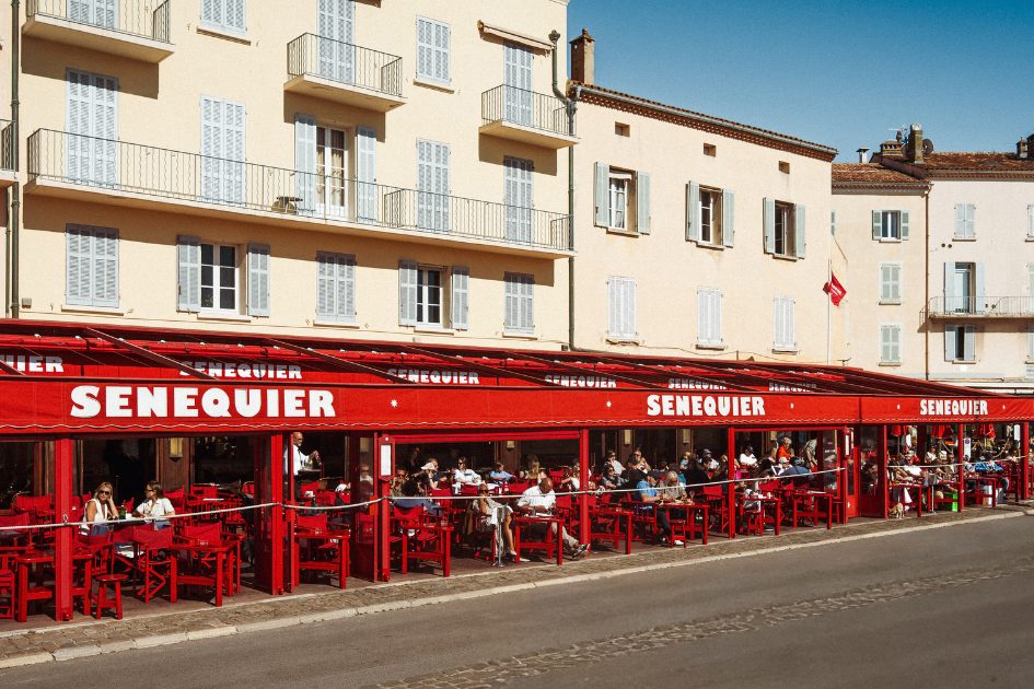 La terrasse rouge de Sénéquier sur le quai, sous les façades ocre du Vieux-Port de Saint-Tropez