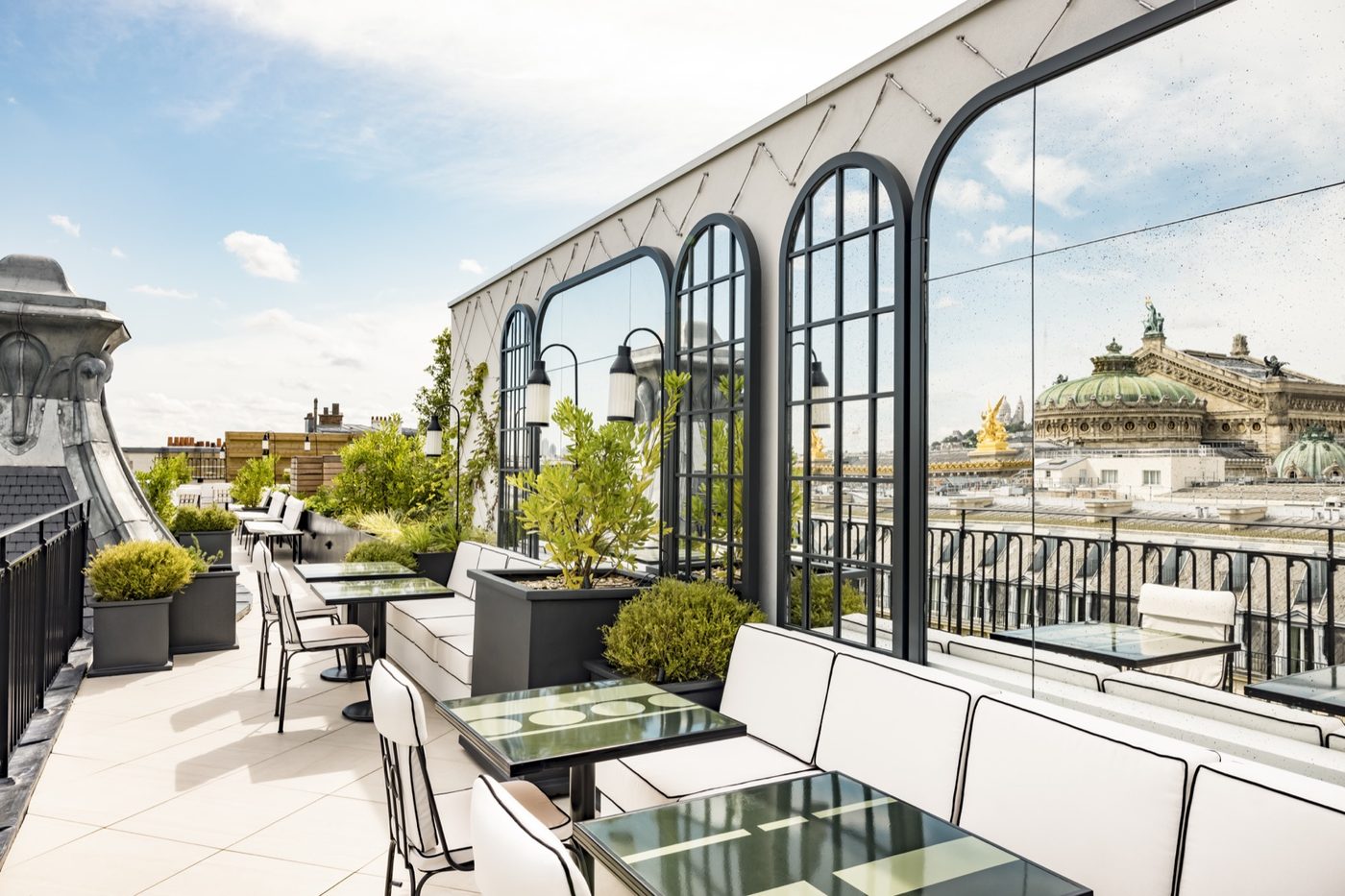 La terrasse du Sequoia, banquettes blanches et tables de verre, la coupole de l'Opéra reflétée dans les miroirs