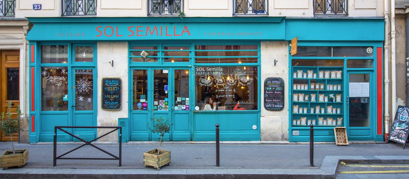 La devanture turquoise de Sol Semilla, rue des Vinaigriers, avec ses deux vitrines