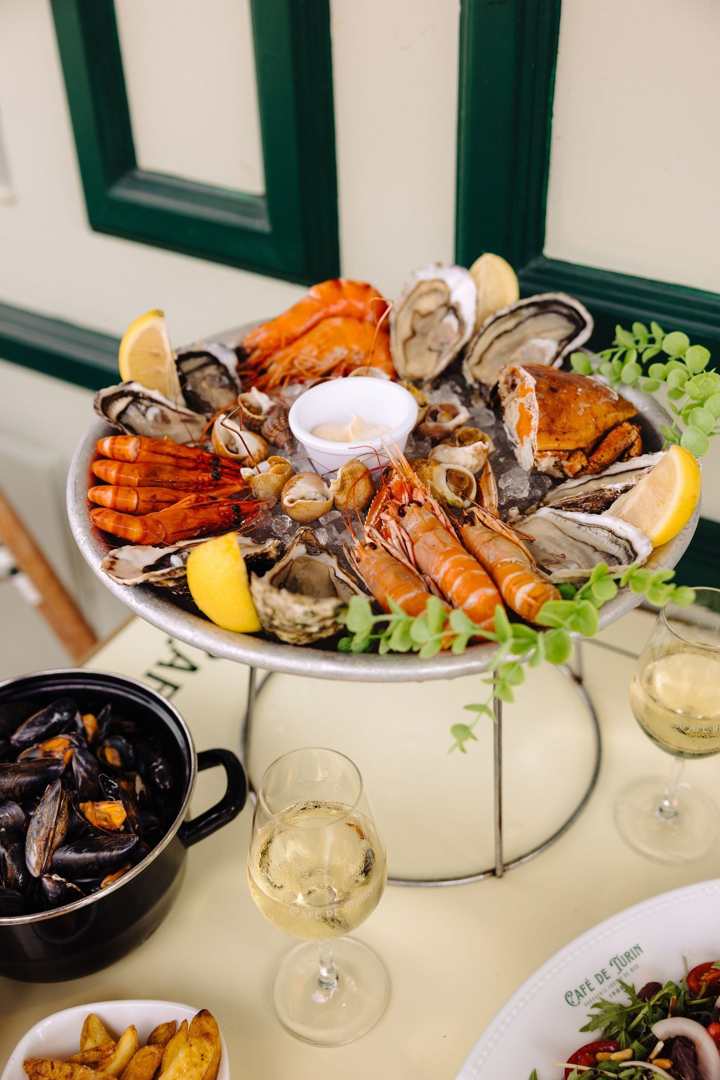Un plateau de fruits de mer au Grand Café de Turin, à Nice