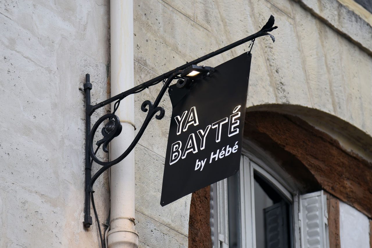 L'enseigne en fer forgé de Ya Bayté by Hébé, rue des Grands-Degrés