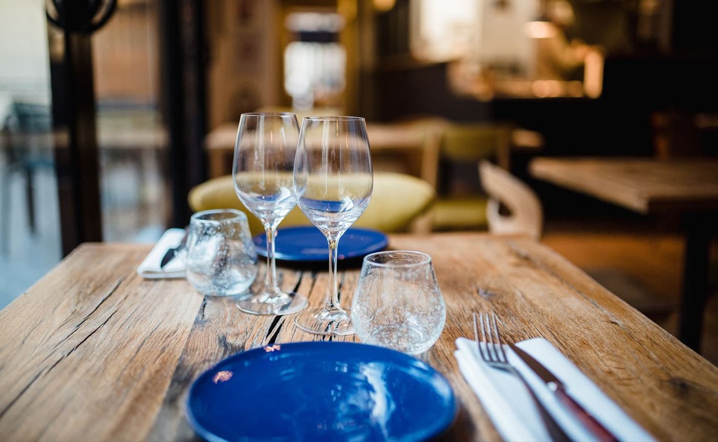 Une table dressée chez Zéphirine, à Bordeaux