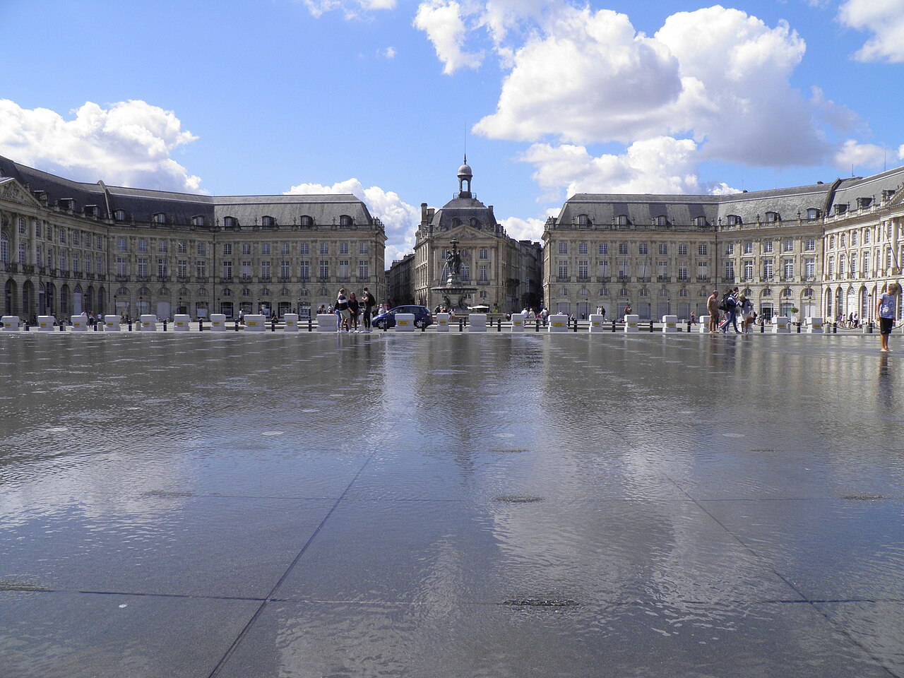 La place de la Bourse à Bordeaux, reflétée par le miroir d'eau