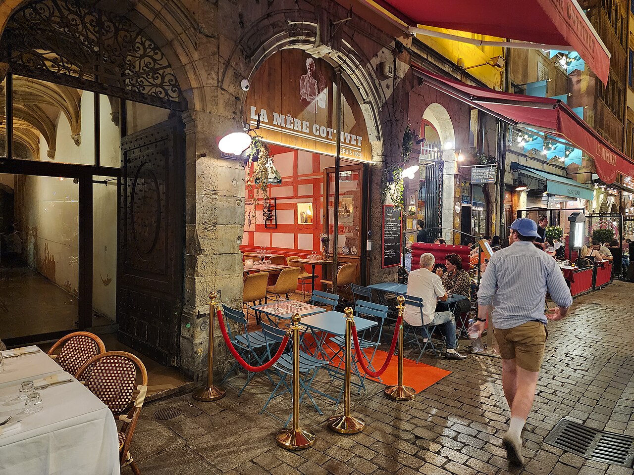 Rue de Lyon bordée de terrasses de restaurants, le soir