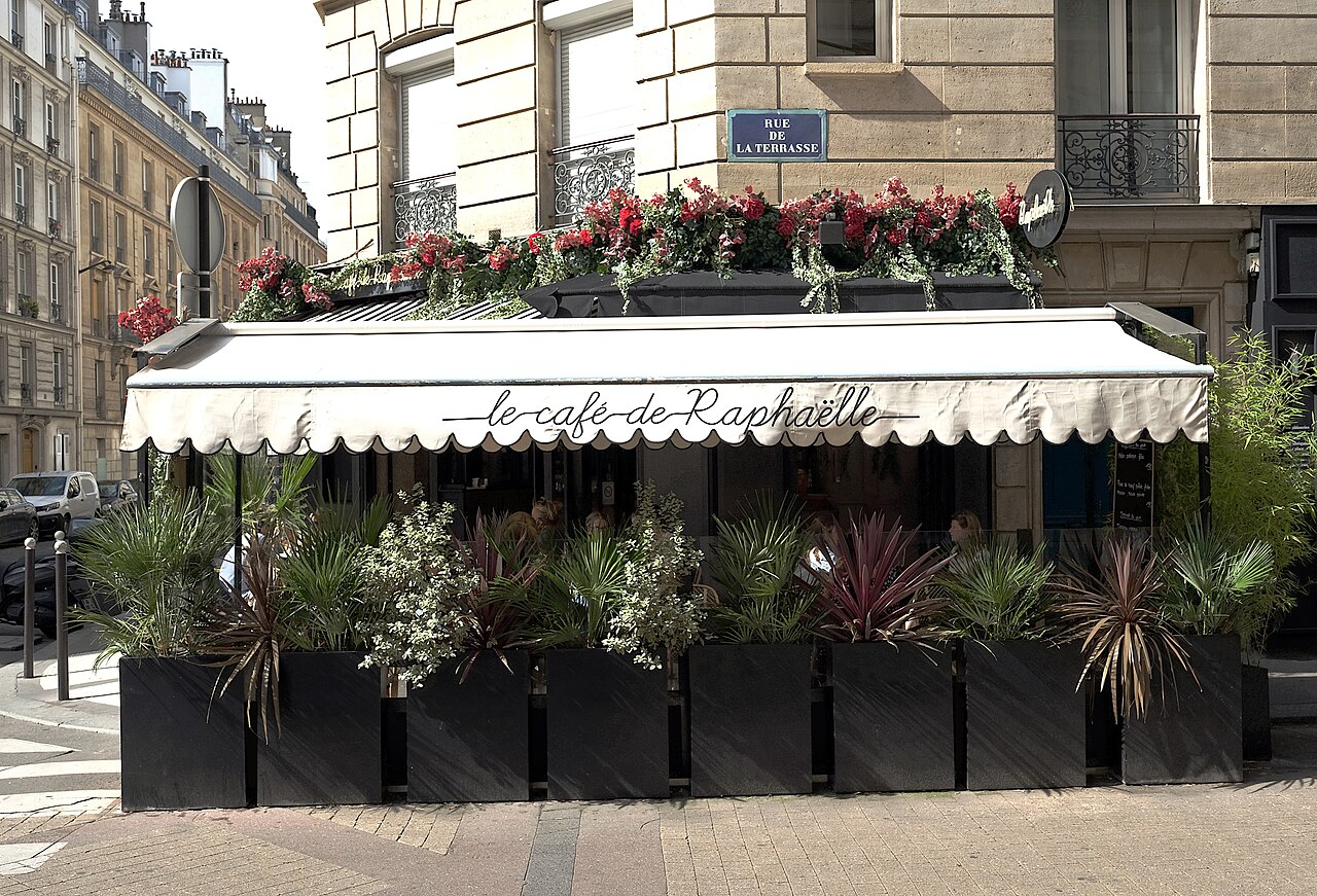 Terrasse de café parisien, auvent et jardinières fleuries